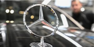 Zisky Mercedesu dramaticky klesli o 50%