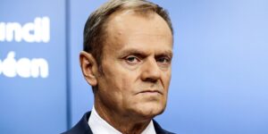Politico: Tusk uznal právo Ukrajiny útočiť na ciele v Európe spojené s Ruskom.