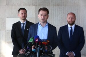 Tí čo Nás nazývali psami sa Nám do očí drzo smejú! A my mlčíme, doma potichu kňučíme