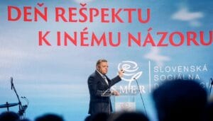 „Dosť bolo Fica“, jačal dav totalitne mysliacich kreatúr