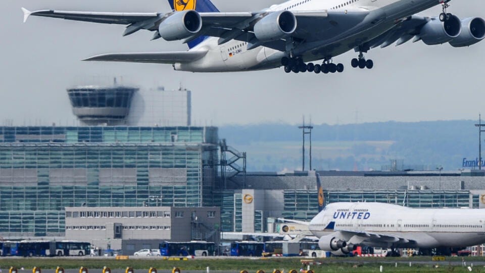 Klimatickí aktivisti dostali príkaz zaplatiť Lufthanse 1,1 mil. eur za blokádu letiska.