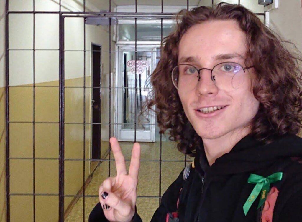 Progresívny skok v čase z doby kamenej do doby kriedovej.