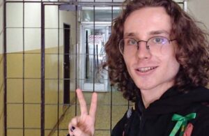 Progresívny skok v čase z doby kamenej do doby kriedovej.