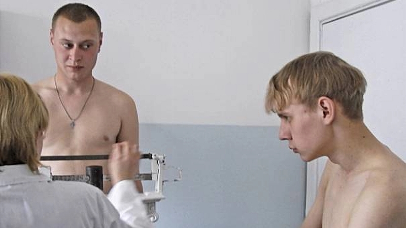 Nemecko musí lekársky vyšetriť všetkých mladých mužov, aby zabezpečilo rýchlu mobilizáciu