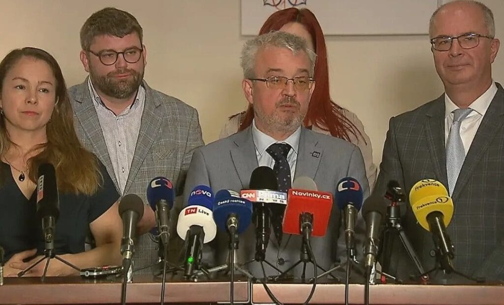 Lídri fakticky už opozičných strán, urazení na to, že ich nový predseda Poslaneckej snemovne Tomio Okamura nevzal do českej parlamentnej delegácie na Slovensko, sa rozhodli, že pocestujú do Bratislavy sami, aby sa tu stretli s predstaviteľmi našej opozície.