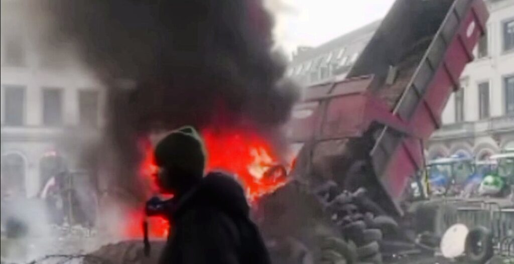 Traktory v Bruseli: Farmári požadujú, aby ich byrokrati EÚ počúvali - Video