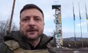 Norin: Zelenskyj nešiel na ruiny v Kupjansku, ale odfotil sa pri pamätníku pri vstupe/ video