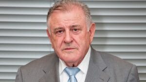 JUDr. V. Mečiar, trojnásobný premiér SR, opäť bez vyznamenania & Zbabelosť a strach vlády?