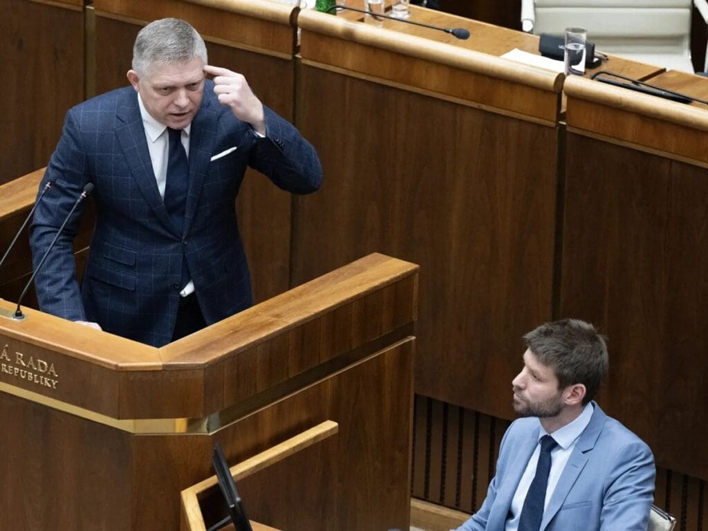 "Drahú fotečku" si urobil Michal Šimečka s Emmanuelom Macronom pred voľbami, keď mu jeho podporu zrejme dodnes spláca nezmyselným pretláčaním francúzskeho biznisu (napríklad v jadrovej energetike) za každú cenu.