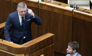 Mediálny klon R Fica, výplod závistlivej a nenávistnej fantázie presstitútov. Aký dnes bude Fico ? Unavený či utrápený ? Vydesený či prestrašený ?