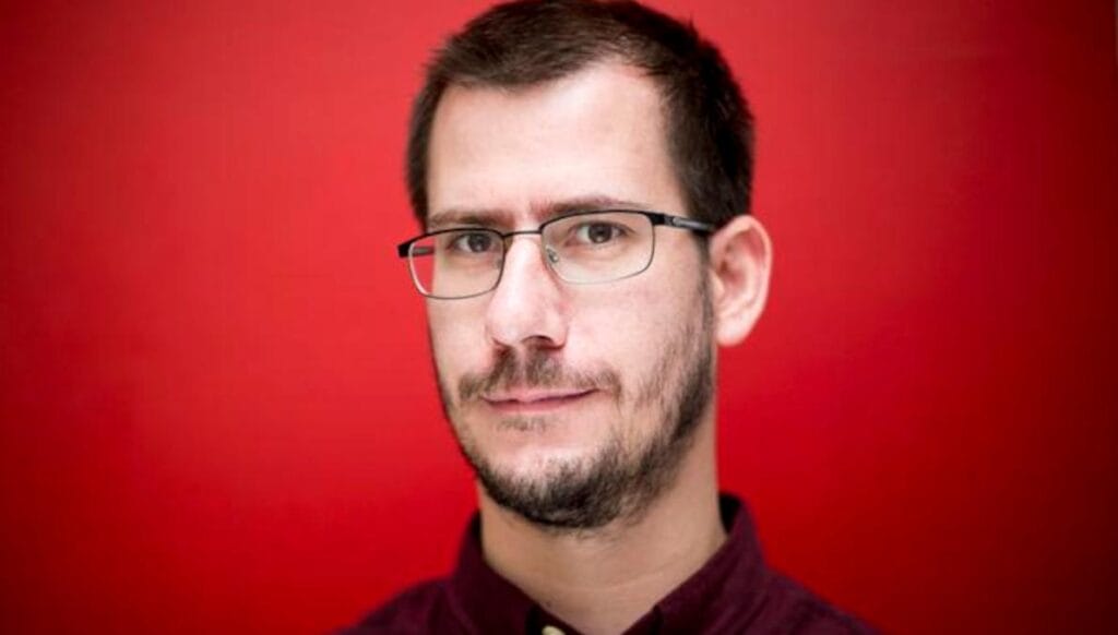 Akýsi rýdze hyenistický Tkačenko zo SME sa vysmieva z guliek vo Ficovom bruchu