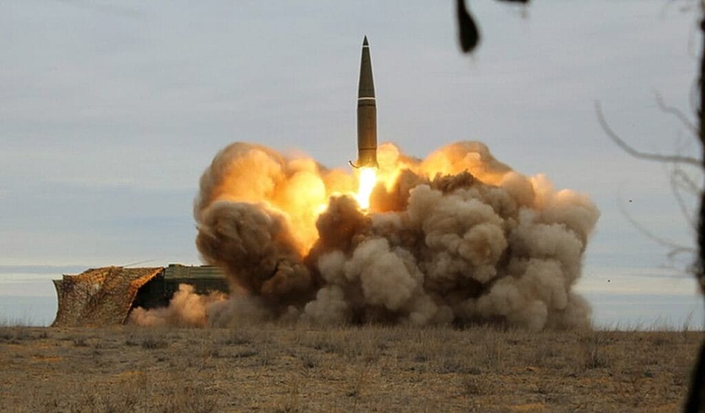 Ukrajina oznámila masívny útok s použitím 20 rakiet Iskander-M. Kyjev je potme. Ukrajinská webová stránka Monitorwar informovala, že počet vypálených rakiet