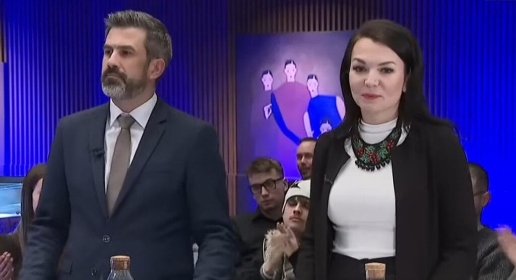 Vypnite prosím niekto túto progresívnu hysterku s bulharským podbradníkom. Vypnite prosím niekto túto progresívnu hysterku s bulharským podbradníkom.