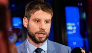 Chmelár: Šimečka opakuje ako retardovaný výzvy na odstrihnutie sa od ruských energií