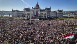 V. Orbán na masívnom „Pochode mieru“ sľubuje, že Maďarsko zostane „ostrovom bezpečia a pokoja“.