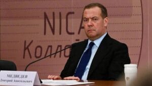 "NATO je šialenstvo!" Medvedev hodnotil kroky Západu voči Iránu slovami Orwella