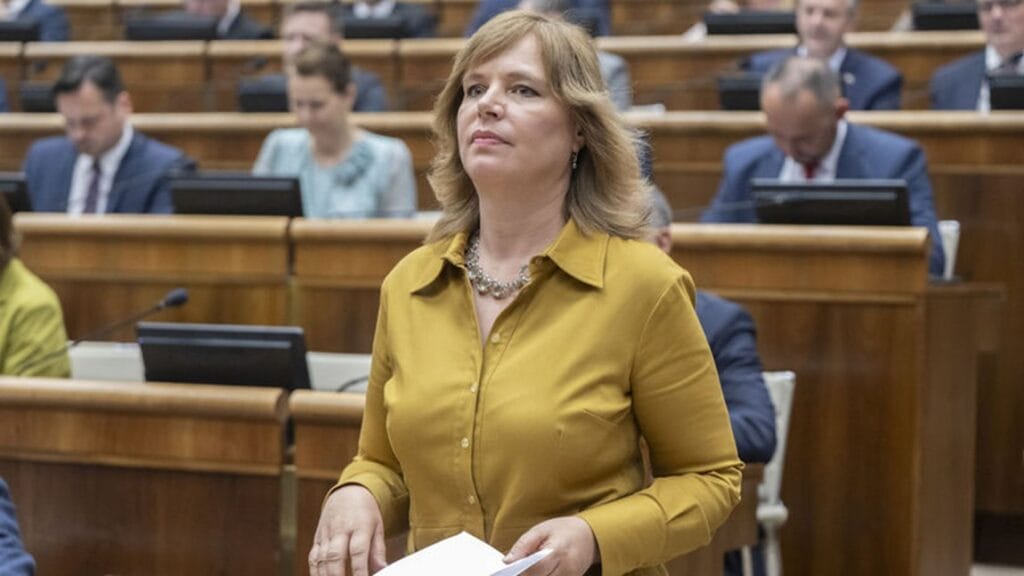 R. Kaliňák dal Remišovej v parlamente riadnu lekciu. Pisoáre len tak lietali