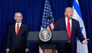 Trump sa Izraelom nechal ako malé decko nalákať na lízatko Nobelovej ceny mieru.