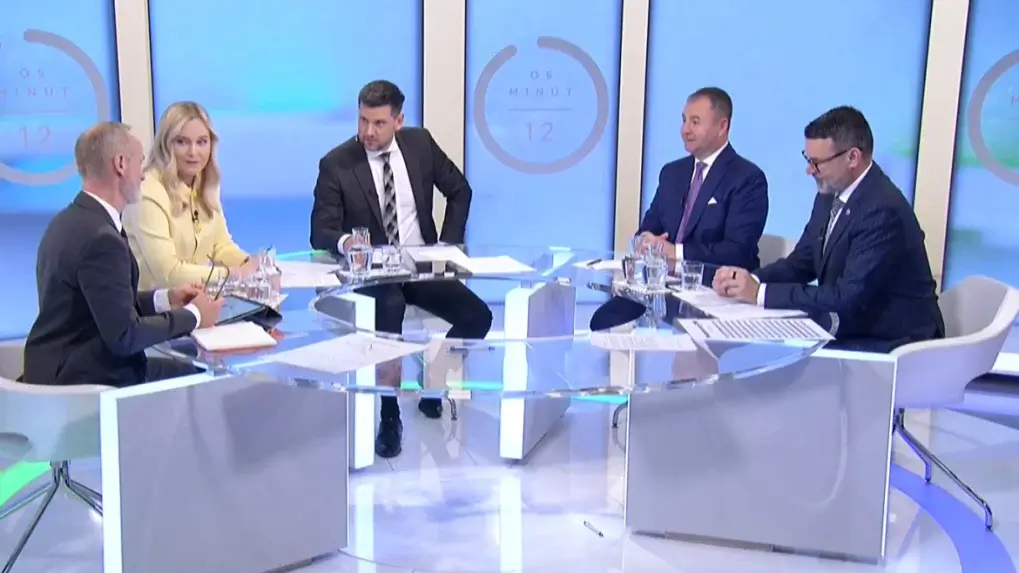 Nedelné relácie v duchu hokejkou udretej klamárky Marcinkovej a štrébera Valáška