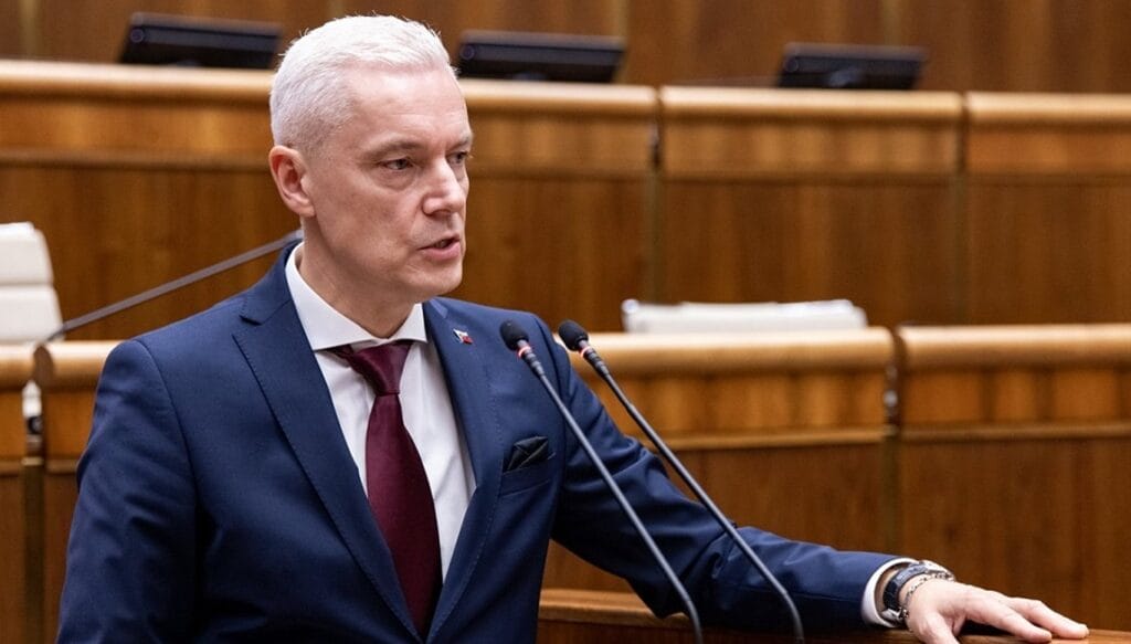 Ferenčák s otrasom mozgu šoféroval 5h z Kežmarku do TV JOJ a potom naspäť?