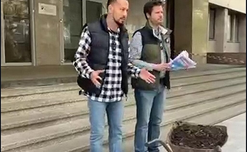 Naďovci dnes vysypali svoj „demokratický hnoj“ pred min. pôdohospodárstva & Ťuťko z Revúcej