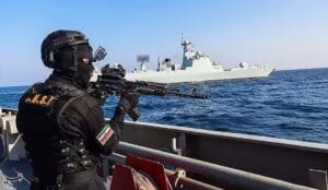 Teherán opäť uzavrel Hormuzský prieliv, iránske delové člny strieľali na tanker