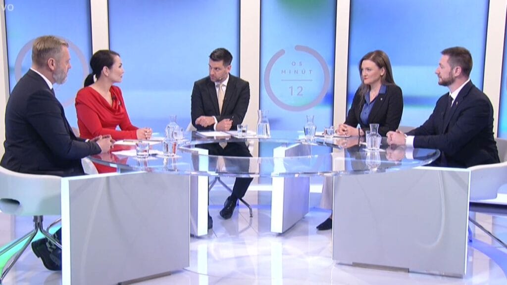 Jurík asi žije v inej dimenzii a inom štáte. Sledovať diskusie PS a SaS, to je stratený čas.