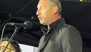 Majerský – Užitočný idiot v rukách PS odhodil kríž a vymenil ho za dúhovú vlajku. „Kresťanský“ kádeháckej boss Majerský