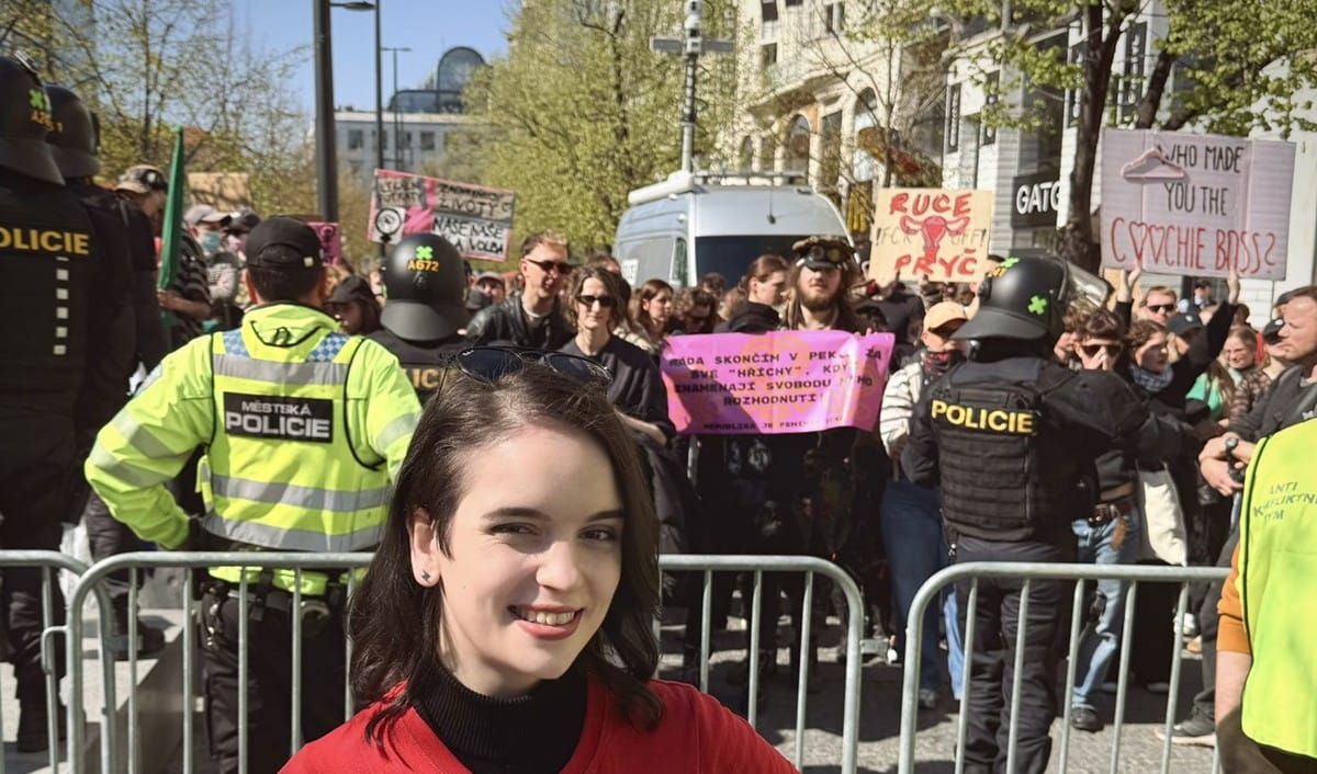 Fanatickí slniečkári a Antifa zaútočili v Prahe na matky s deťmi na pochode za život