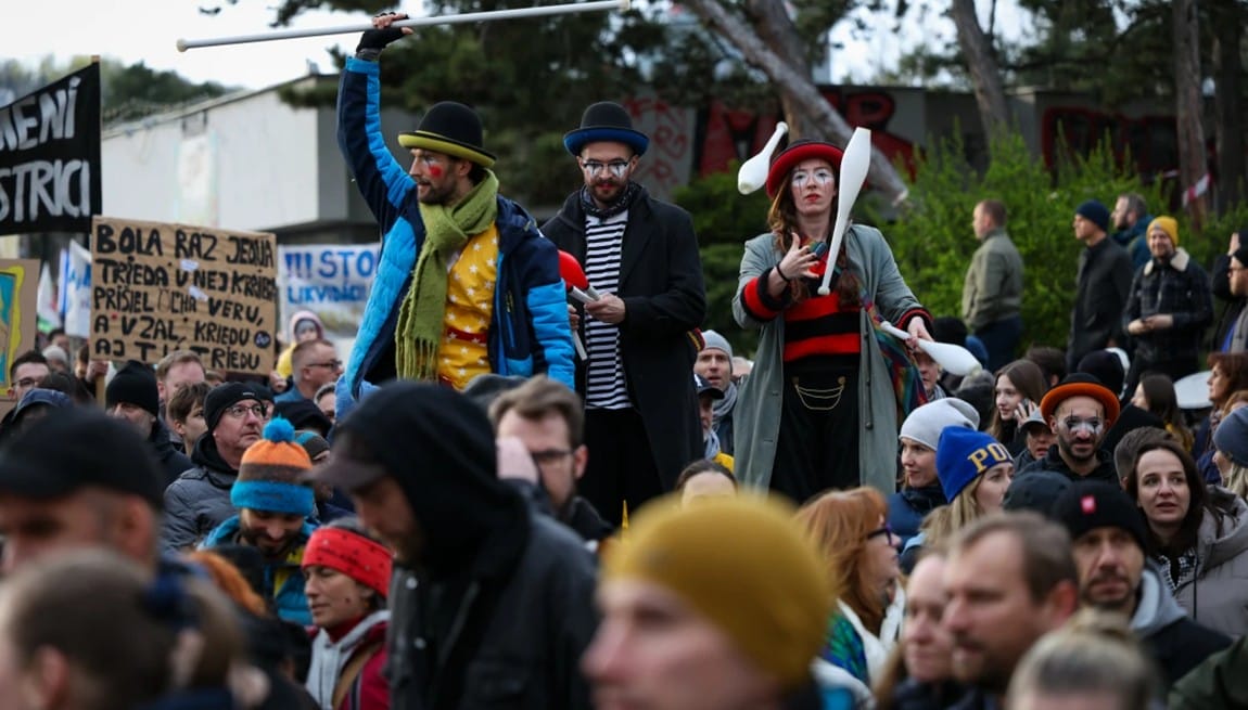 Bioroboti na protestoch organizovaných kultúrnou mafiou