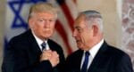 Dupajúci oranžový šašo Trump na šnúrkach miništátiku. Tento je klaun niečo sľúbi (už dvadsaťkrát, že mier je už dohodnutý, už desaťkrát,