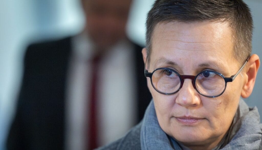 Záleská musí byť minimálne vyzlečená z talára