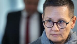 Záleská musí byť minimálne vyzlečená z talára