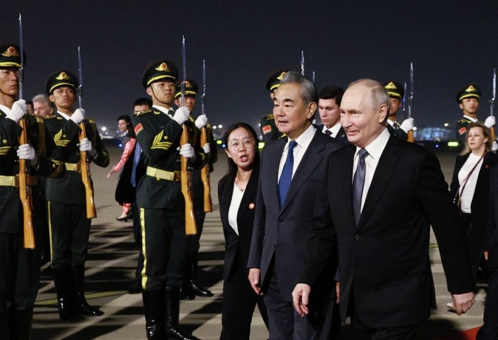 V. Putin začal svoju oficiálnu návštevu Číny.