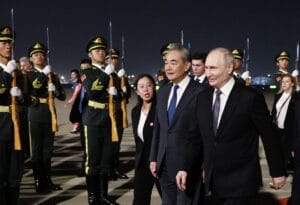 V. Putin začal svoju oficiálnu návštevu Číny.