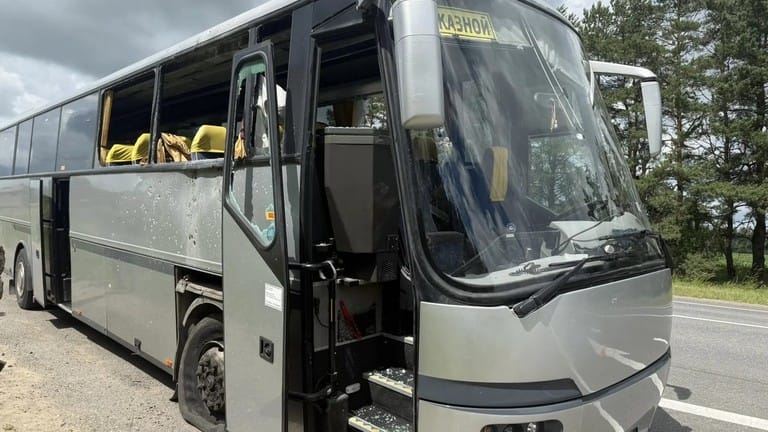 Autobus údajne poškodený pri smrteľnom útoku ukrajinského dronu v Brjanskej oblasti 17. júna 2026. © Telegram / Úradujúci guvernér Brjanskej oblasti Jegor Kovaľčuk