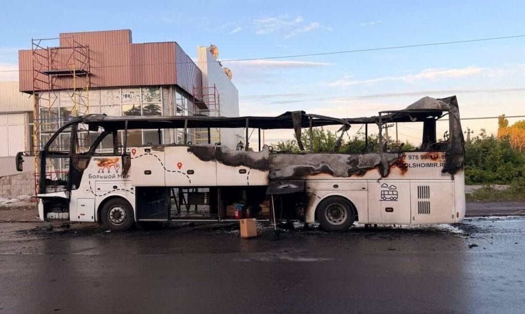 Pri útoku ukrajinského dronu na autobus v Donecku mŕtvi a ranený