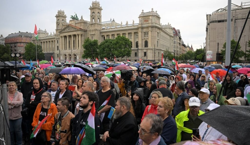 Protestujúci vypískali Magyara kvôli migračnej dohode s EÚ (VIDEO)
