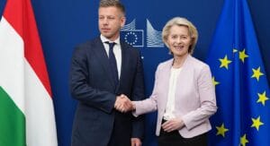 Magyar v Bruseli ako by sa pokakal gatí, v Budapešti kaviarenský bohatier