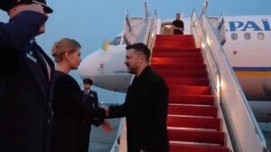 Bez Trumpa a čestnej stráže: Zelenského v USA vítali len jeho vlastní ľudia.