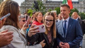 Nebezpečná ilúzia antipolitiky & Keď sa amatérstvo vyhlasuje za cnosť. Nebezpečná ilúzia antipolitiky. Antipolitika sa stala najnovším trendovým komunikačným