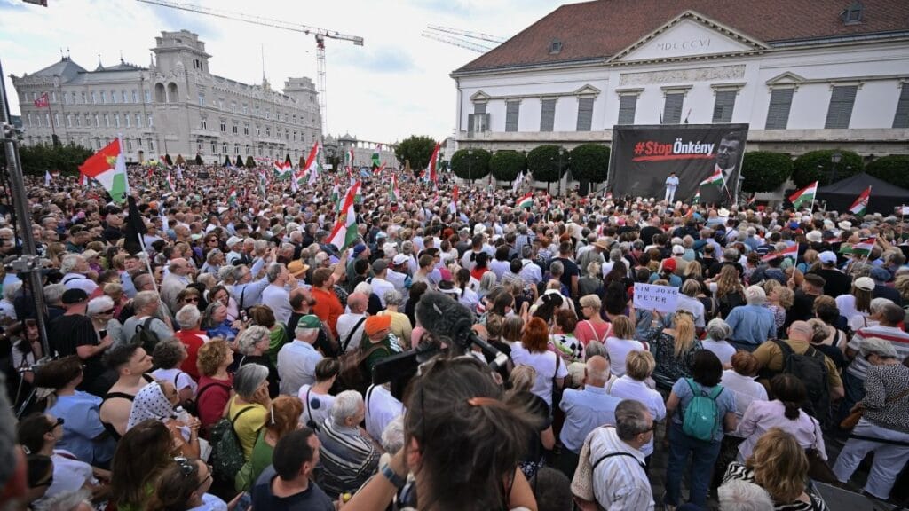 Ústavný prevrat a budovanie diktátorského režimu v Maďarsku