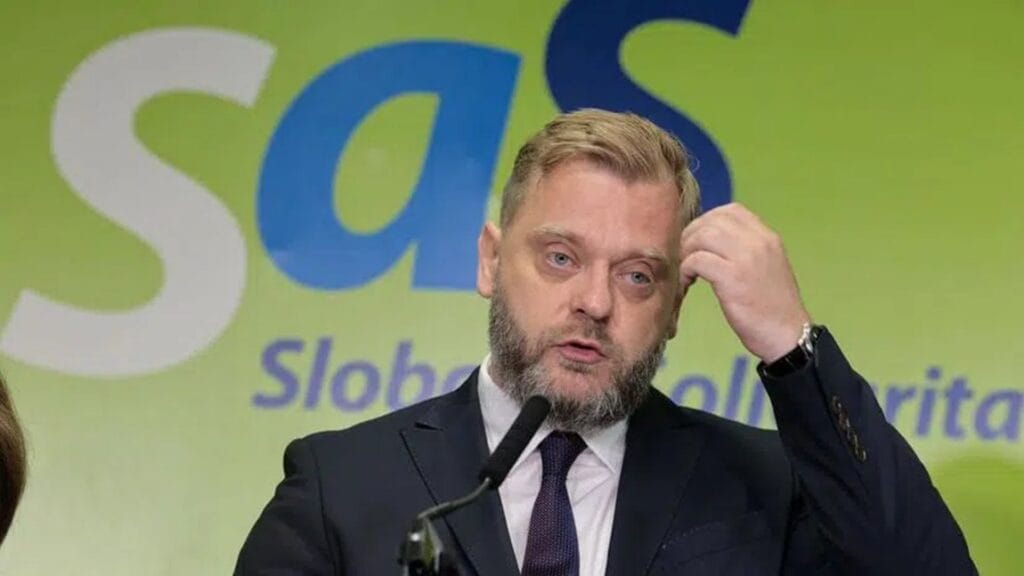 A nie a nie toho Fica zhodiť. A tak sa toho chytil politik Krúpa zo SAS, ktorého volilo až neuveriteľných 1300 Slovákov. Nejaký vraj renomovaný francúzsky