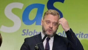 A nie a nie toho Fica zhodiť. A tak sa toho chytil politik Krúpa zo SAS, ktorého volilo až neuveriteľných 1300 Slovákov. Nejaký vraj renomovaný francúzsky