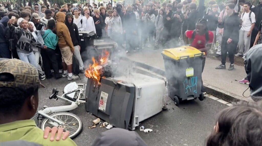 BBC: Stovky zatknutých na protestoch vo Francúzsku