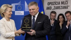 EK uznala excelentnosť Ficovho úsilia. Fico - bijci sú ticho ako vši pod chrastou