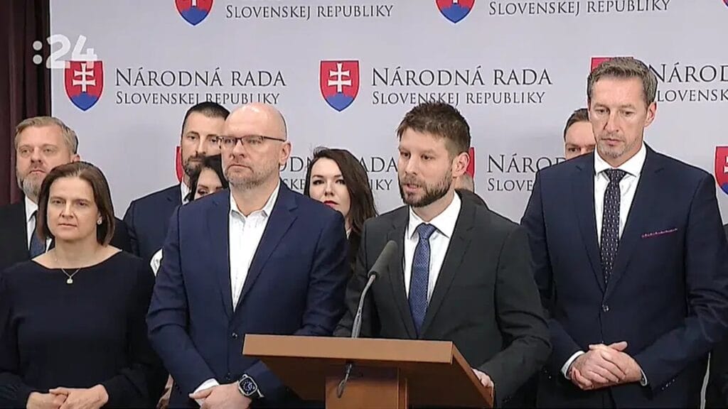 Opozícia a jej lacné divadlo, ktoré sa hodí skôr na lacný jarmok než na námestie