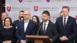 Opozícia a jej lacné divadlo, ktoré sa hodí skôr na lacný jarmok než na námestie